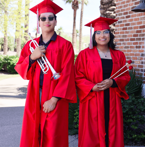 "Orgullosos de 
<b>Eduardo y Cassandra por graduarse de Agua Fría High School</b>", dice la familia de los González.