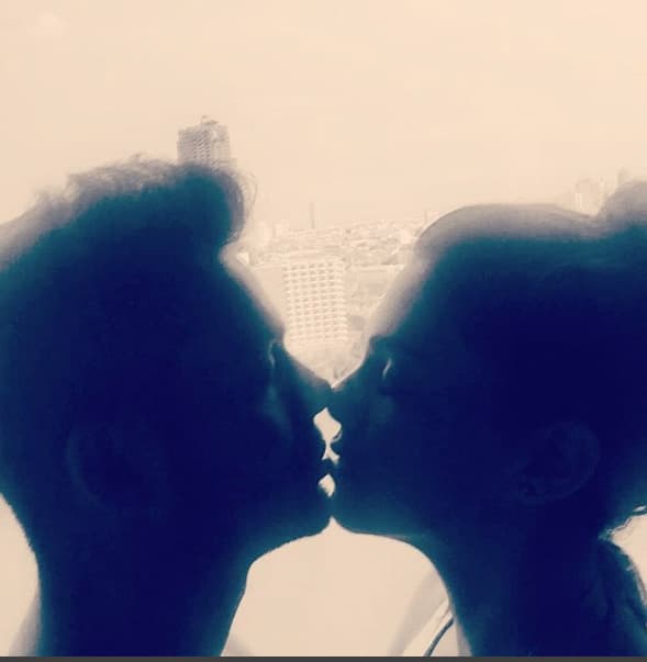 "El amor es para GRITARLO Y VIVIRLO sin pensarlo, sólo sentirlo. Tú eres lo que sientes!!! #felicidadinfinita", escribió la actriz junto a esta imagen para confirmar su noviazgo.