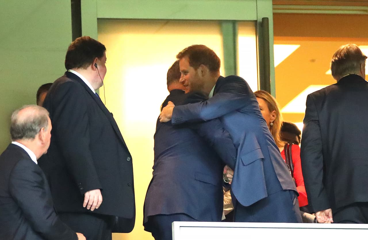 El monarca del principado de Mónaco y el príncipe Harry coincidieron en la final de la
<b> <a href="https://www.univision.com/famosos/el-principe-harry-recibe-piropo-en-su-visita-a-japon-y-el-muestra-su-anillo-de-casado-con-meghan-markle-fotos" target="_blank">Copa Mundial de Rugby,</a></b> en Japón, el pasado 2 de noviembre.