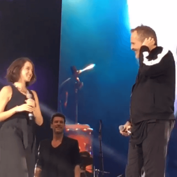 Durante su participación, Bosé invitó al escenario a la actriz y cantante mexicana Ximena Sariñana para interpretar el tema 'Aire soy'.
