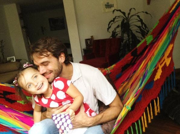 <b><a href="https://www.univision.com/entretenimiento/las-ultimas-horas-de-monica-spear-la-reina-de-la-belleza-murio-protegiendo-a-su-hija">Seis criminales los abordaron y los robaron</a></b>, el chofer de la grúa les disparó y comenzó el tiroteo.
<br>