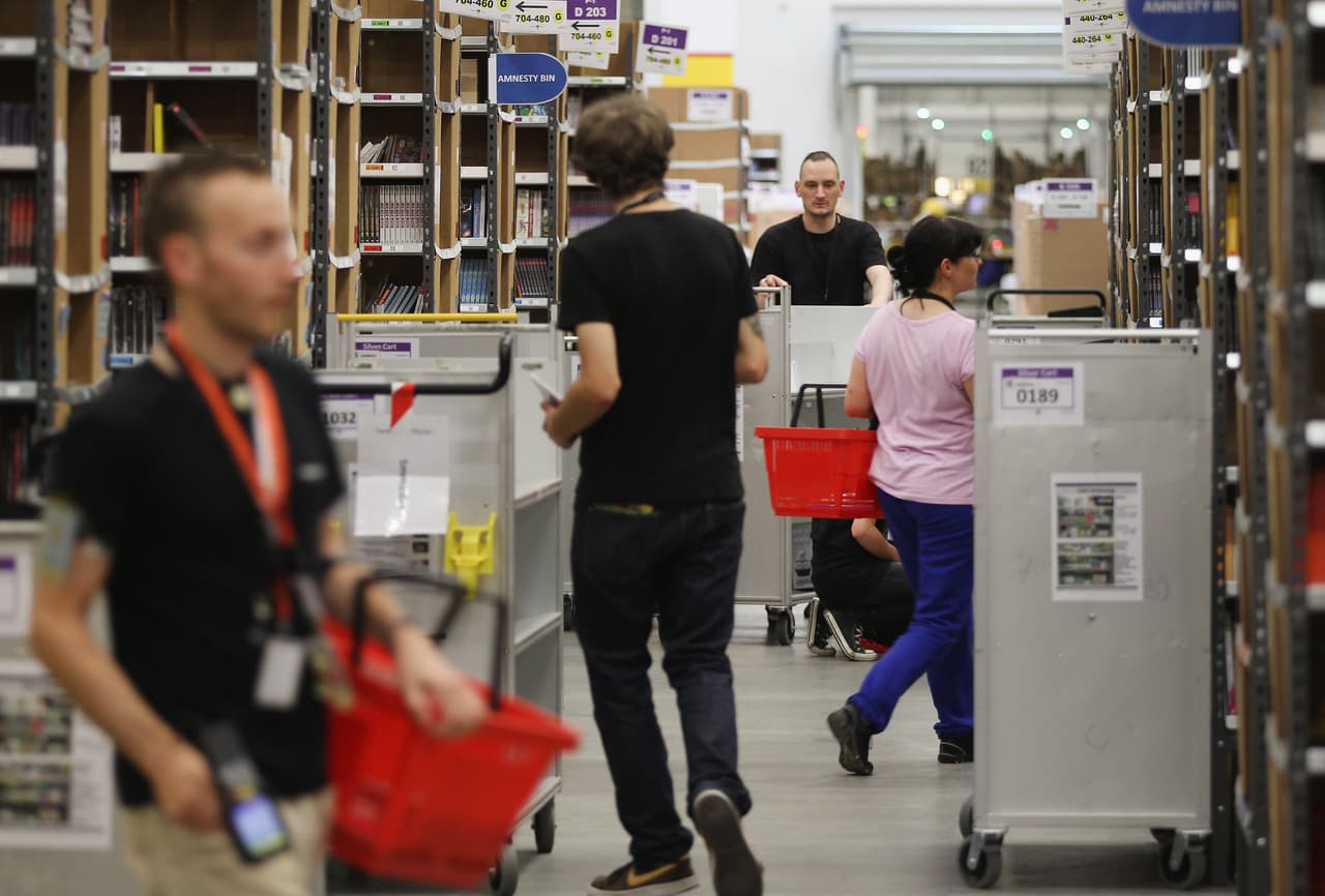 <b>Puesto 15. Supervisores de vendedores mayoristas. </b>Reciben un salario anual promedio de 73,390 dólares y hay 247,570 de estos empleados en EEUU. Aunque no se les exige un título universitario a estos trabajadores, encargados de cumplir las metas de las ventas y en contacto con el área corporativa de las compañías, deben tener alguna experiencia laboral relacionada con la gerencia.