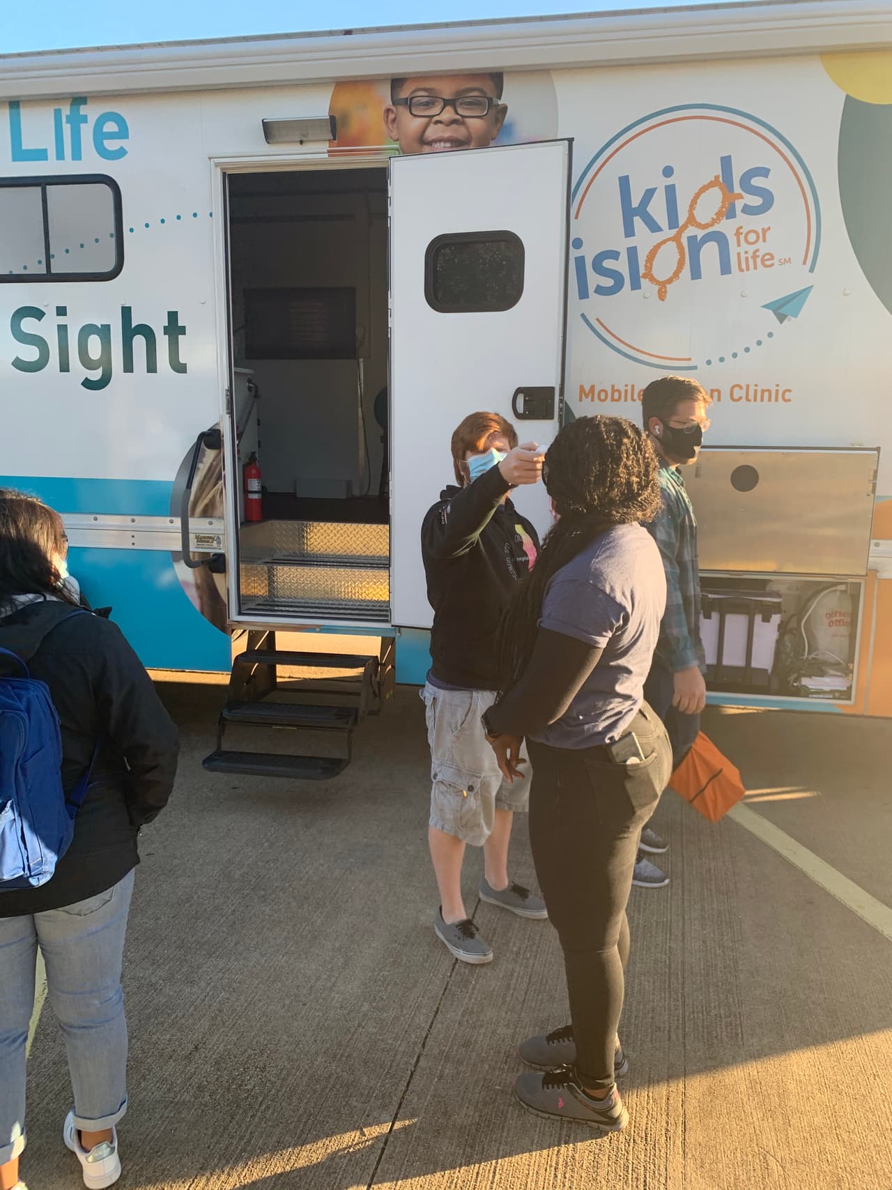 Funcionarios resaltaron la importancia de que los estudiantes reciban las gafas que necesitan, especialmente en este tiempo en el que pasan tanto tiempo frente a la pantalla.