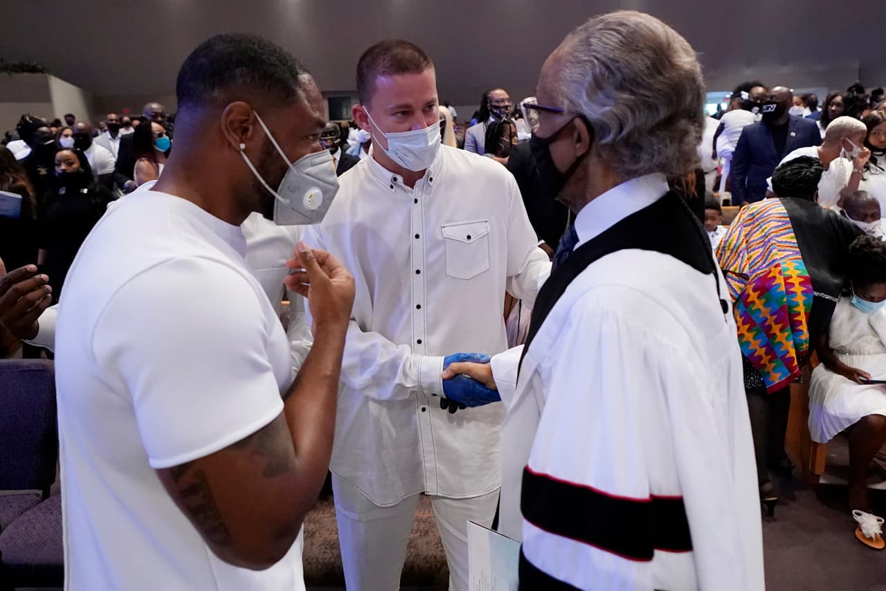 Celebridades del deporte y de Hollywood estuvieron presentes en el último adiós para George Floyd. Figuras como Channing Tatum, Jamie Foxx, Cal y Hannah McNair, Bill O'Brien, Jack Easterby, DC Anthony Weaver, OC Tim Kelly, JJ Watt, DJ Reader, entre otros entrenadores y jugadores atendieron esta tarde en Houston al funeral de George Floyd.
<br>