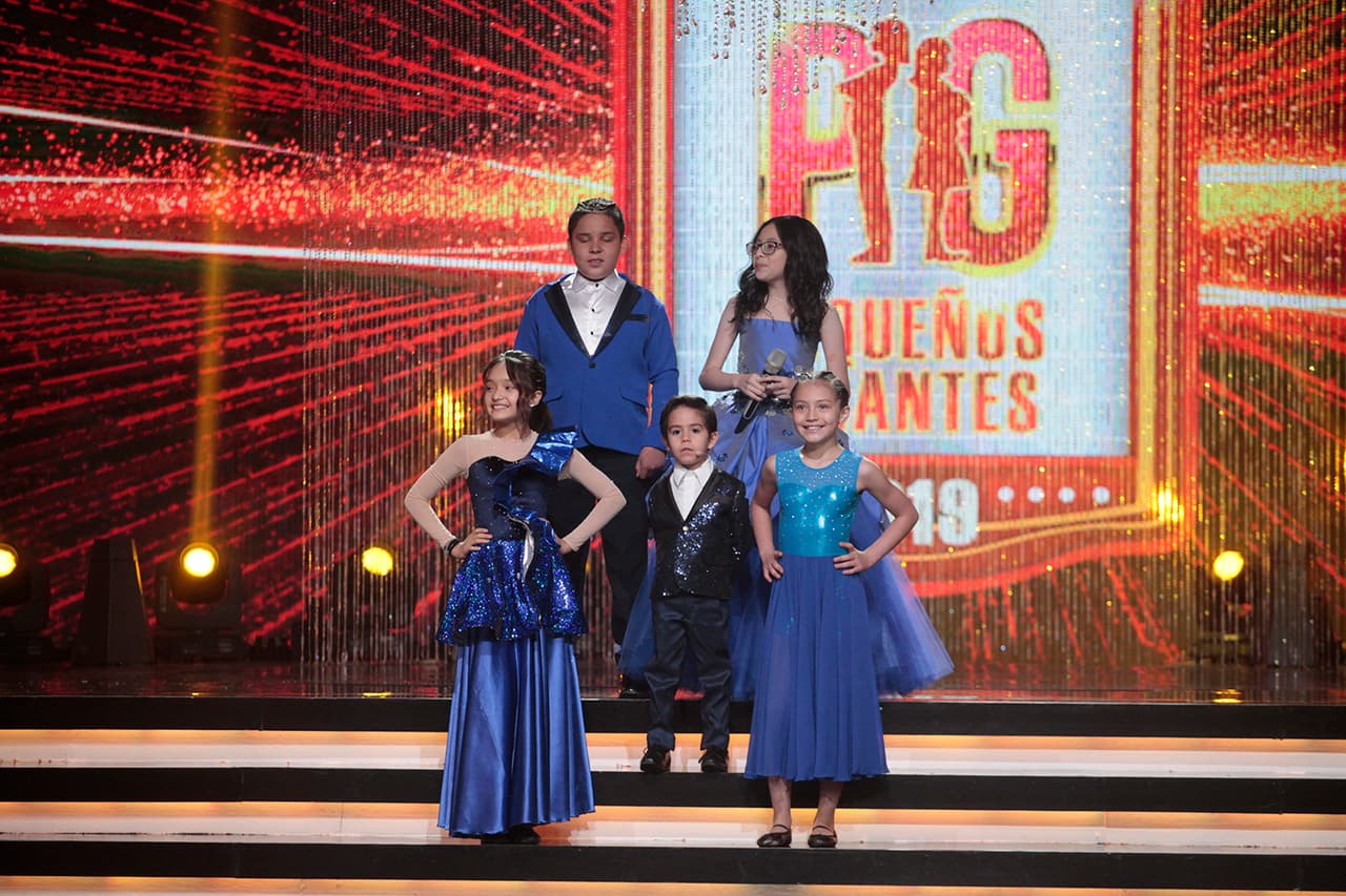 Vestidos de color azul y con atuendos de gala para la gran final, los integrantes del escuadrón de 'Mateo y los Súpersabios' apareció en el escenario.