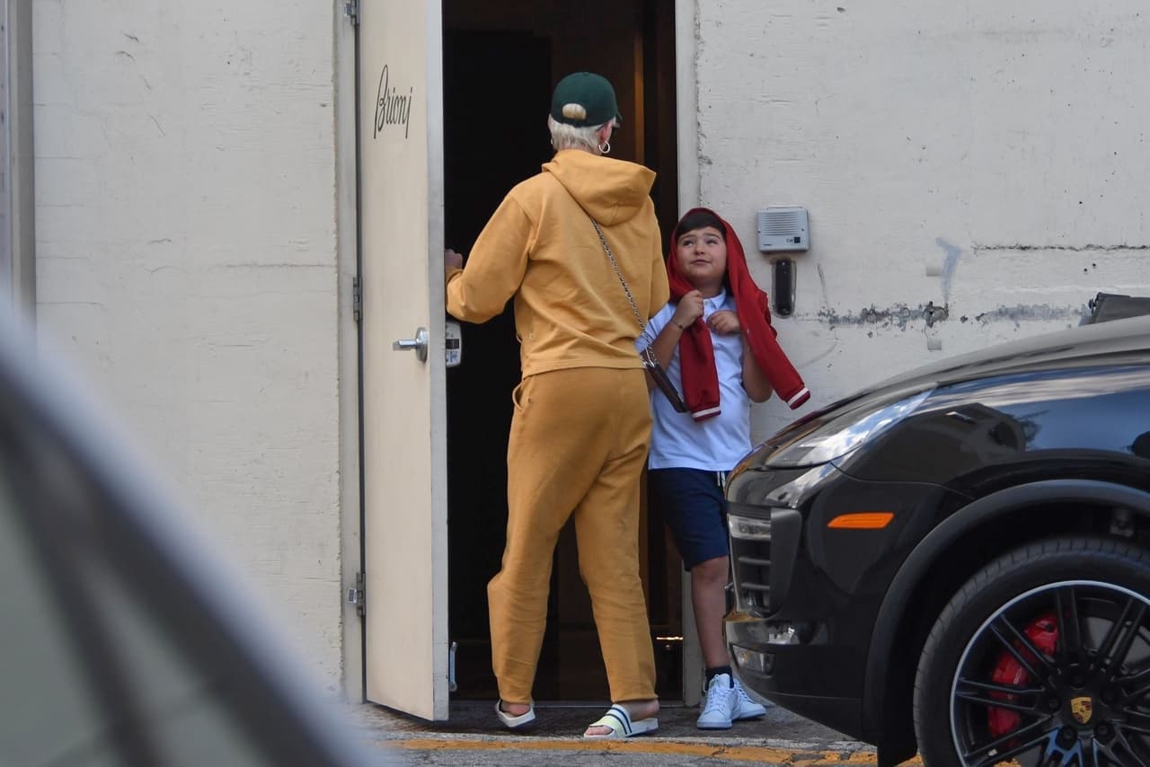 En Los Ángeles, la cantante fue captada en esta serie de fotos de la mano de 
<b>Flynn Bloom</b>, hijo de Orlando Bloom, durante una escapada para ir de compras.