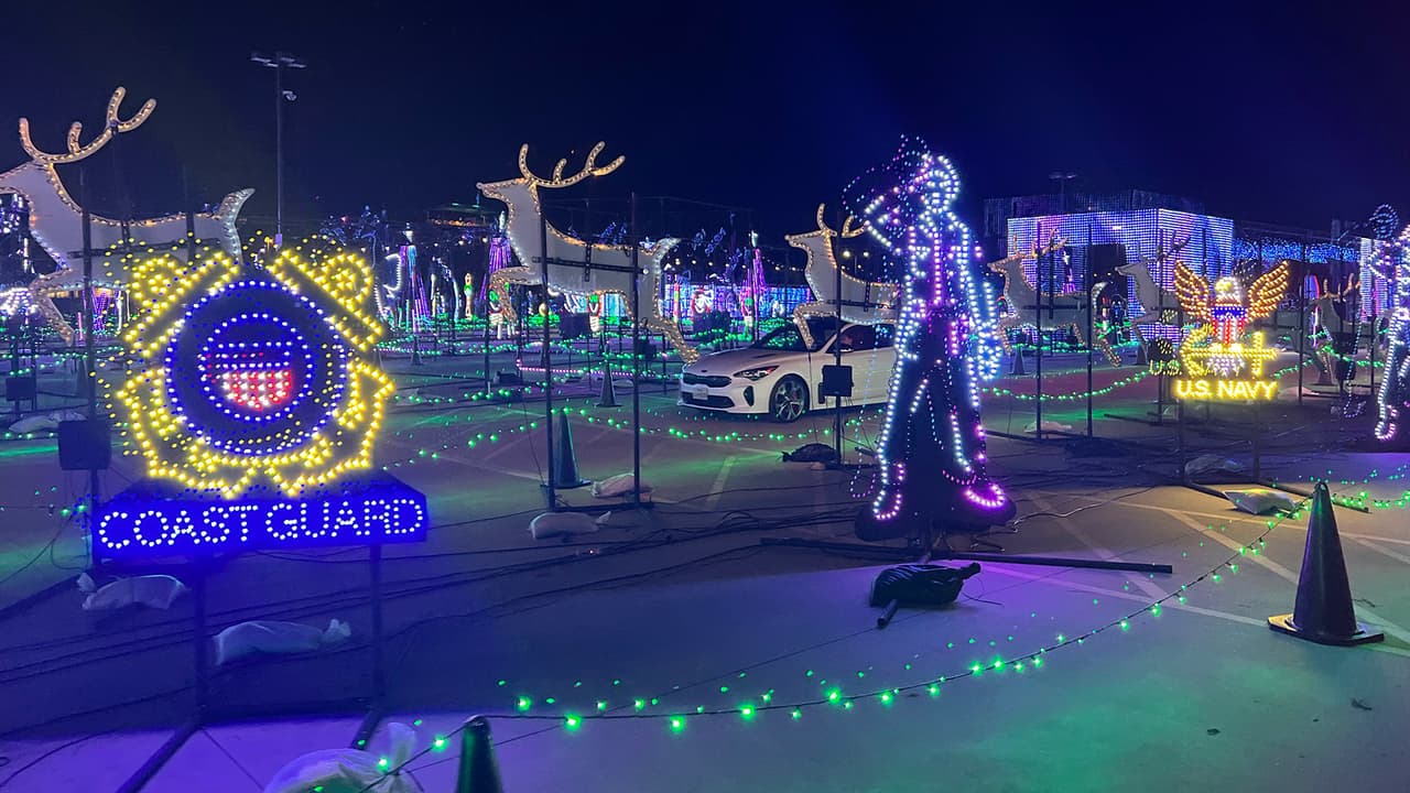 El paseo termina con un pequeño homenaje a las Fuerzas Armadas y oficiales de emergencia y seguridad del país.