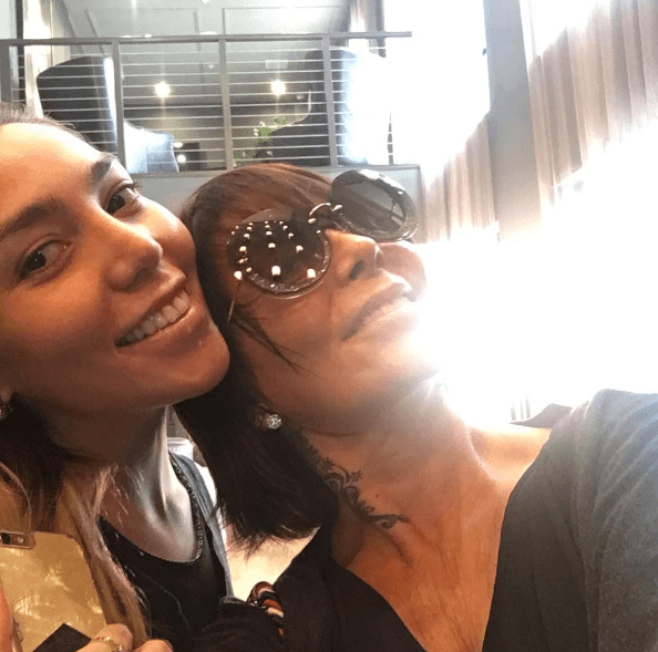 Hace poco, la propia
<b>Alejandra Guzmán</b> recordó esa sesión de fotos atrevidas de su hija y aunque no estuvo de acuerdo, la apoyó como siempre hacen los padres.