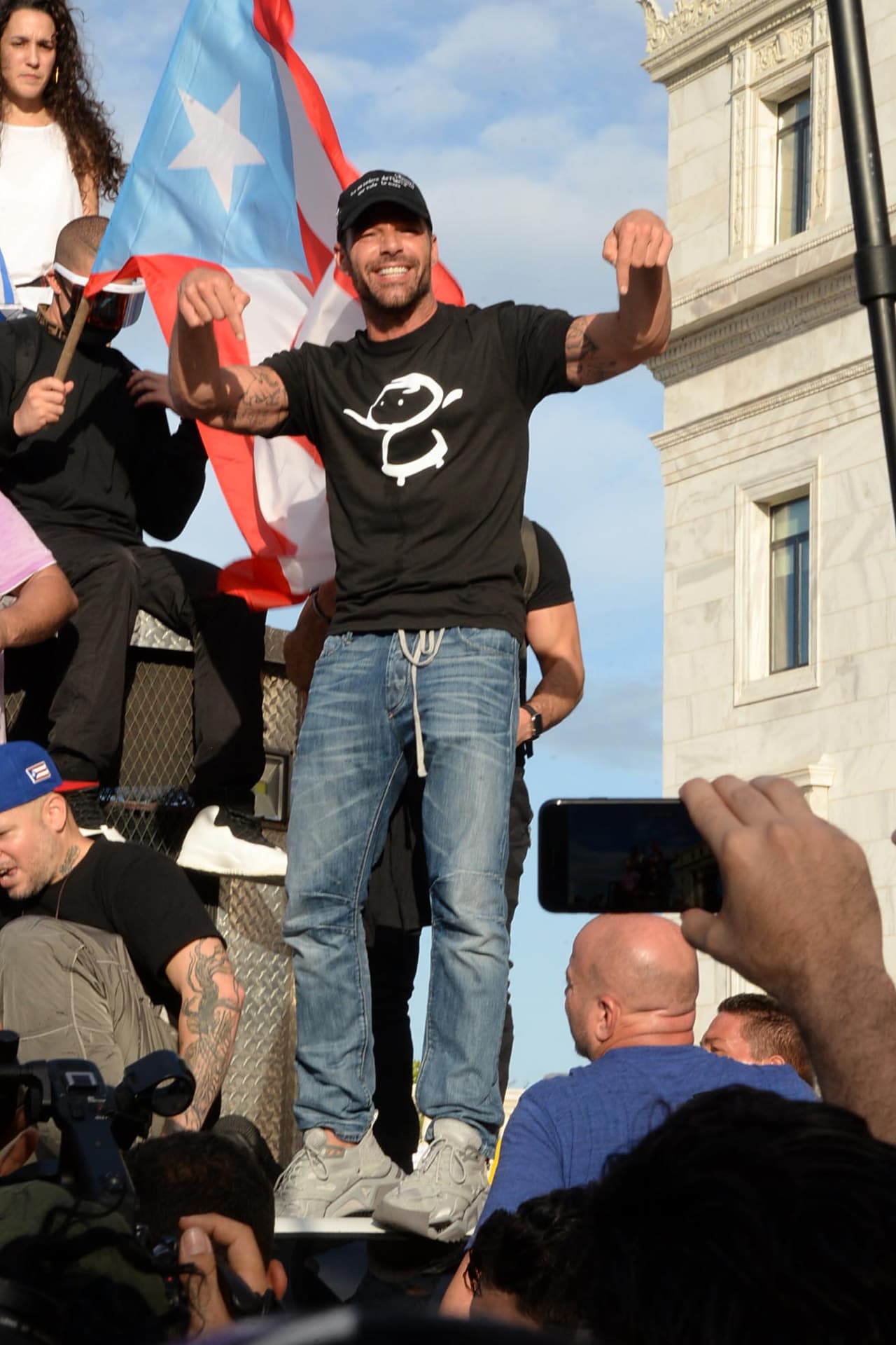 El pasado miércoles, Ricky Martin viajó a Puerto Rico para sumar su clamor al de miles de ciudadanos que exigen la renuncia del gobernador Rosselló.