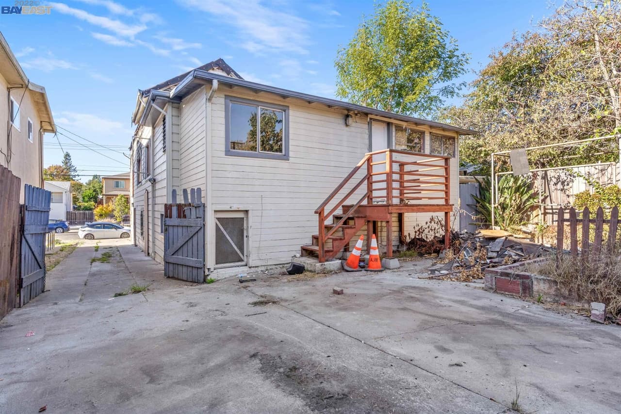 La casa está cercada por ambos lados, cuenta con un amplio patio trasero y el barrio es muy amigable para los peatones, además de ser iluminado y perfecto para familias que gustan de salir a pasear a sus mascotas.