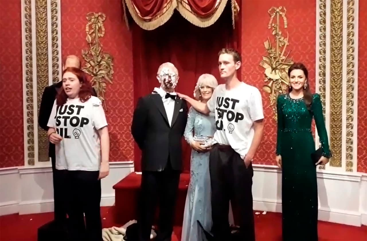 Dos activistas de
<i> Just Stop Oil</i> estamparon el 24 de octubre dos tortas de chocolate en el rostro de la figura de cera del rey Carlos III en el museo londinense de Madame Tussauds.