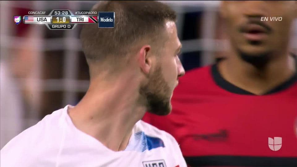 Alvin Jones despeja el balón y aleja el peligro