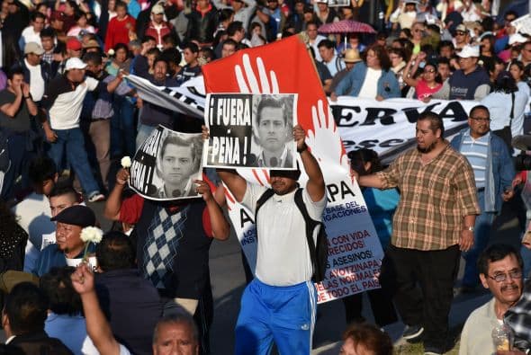 "Fuera Peña" se leía en diversos carteles, justo dos años después de que el mandatario tomó posesión como presidente.