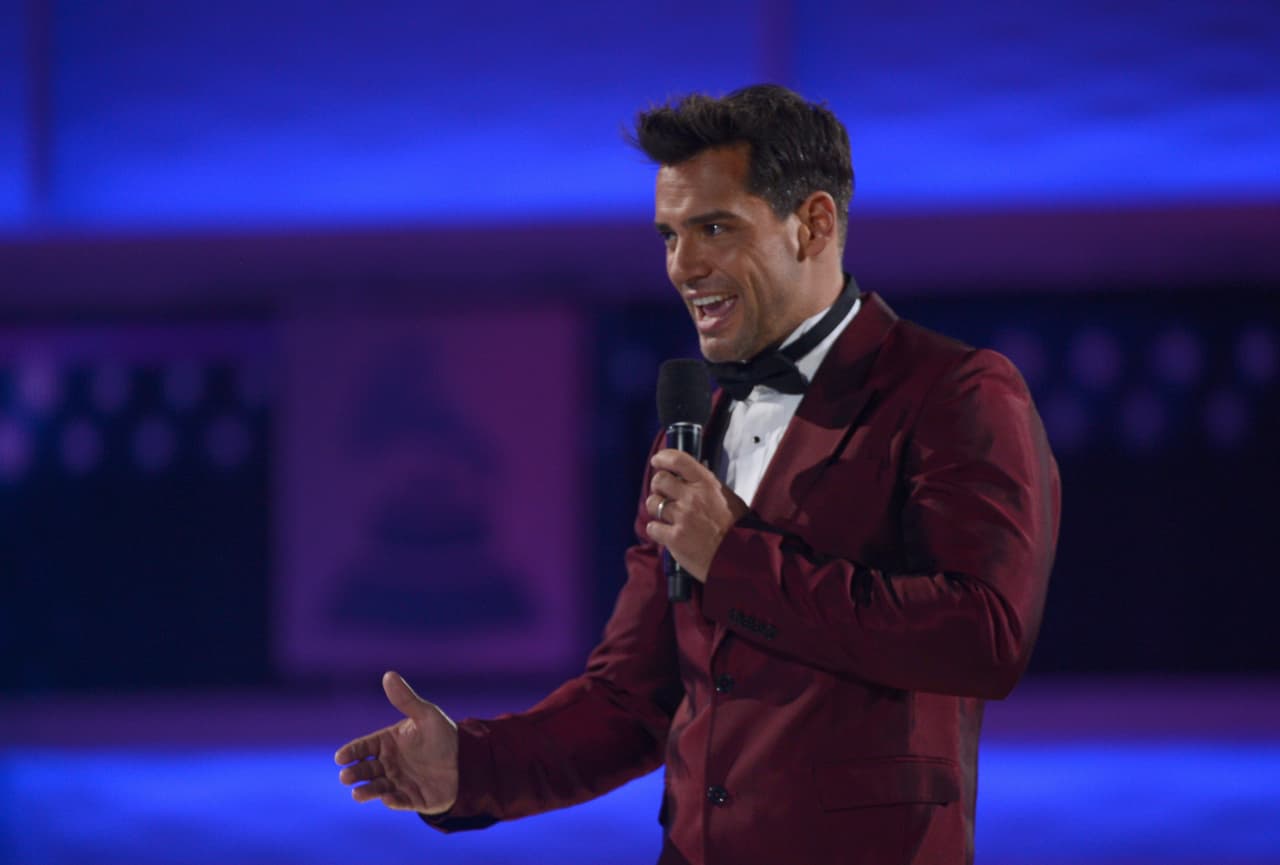 "Como latino no puedo trabajar en un evento asociado a su nombre, las declaraciones que hizo contra los mexicanos, contra los inmigrantes, demuestran que es un ignorante", declaró.