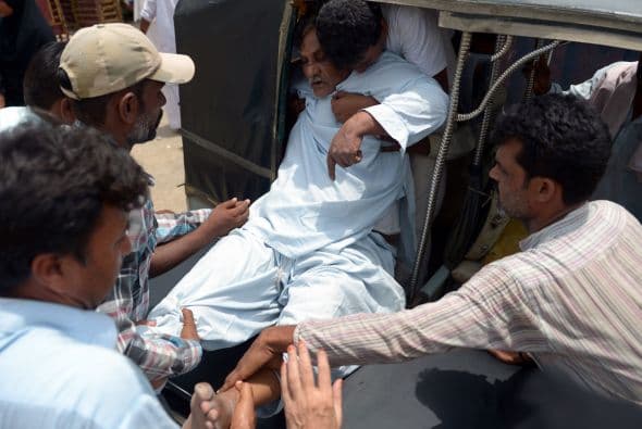 Fuentes hospitalarias explicaron que las muertes se produjeron por golpes de calor y deshidratación. Otra víctima que espera por atención.