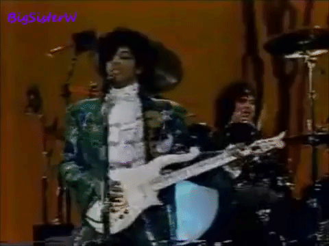 Prince era un devoto de las hombreras, los boleros y el brillo.