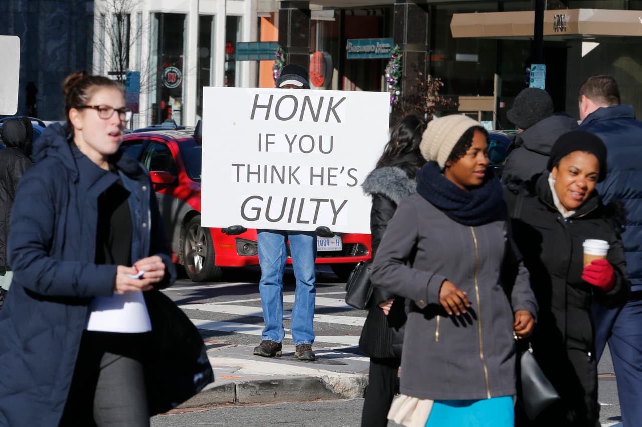 “Toca la bocina si crees que es culpable”, una pancarta que un manifestante llevó en una calle cerca de la Casa Blanca.
