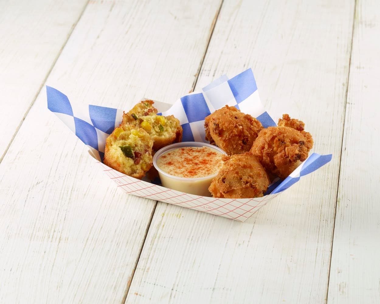 TEXAS CREAM CORN CASSEROLE FRITTERS - ¡La tradicional cazuela de crema de maíz con un toque de Texas! El maíz crema, el maíz en grano, la crema agria, el queso cheddar y la mezcla de pan de maíz se combinan en una masa, tocino picado y jalapeños recién cortados en cubitos.