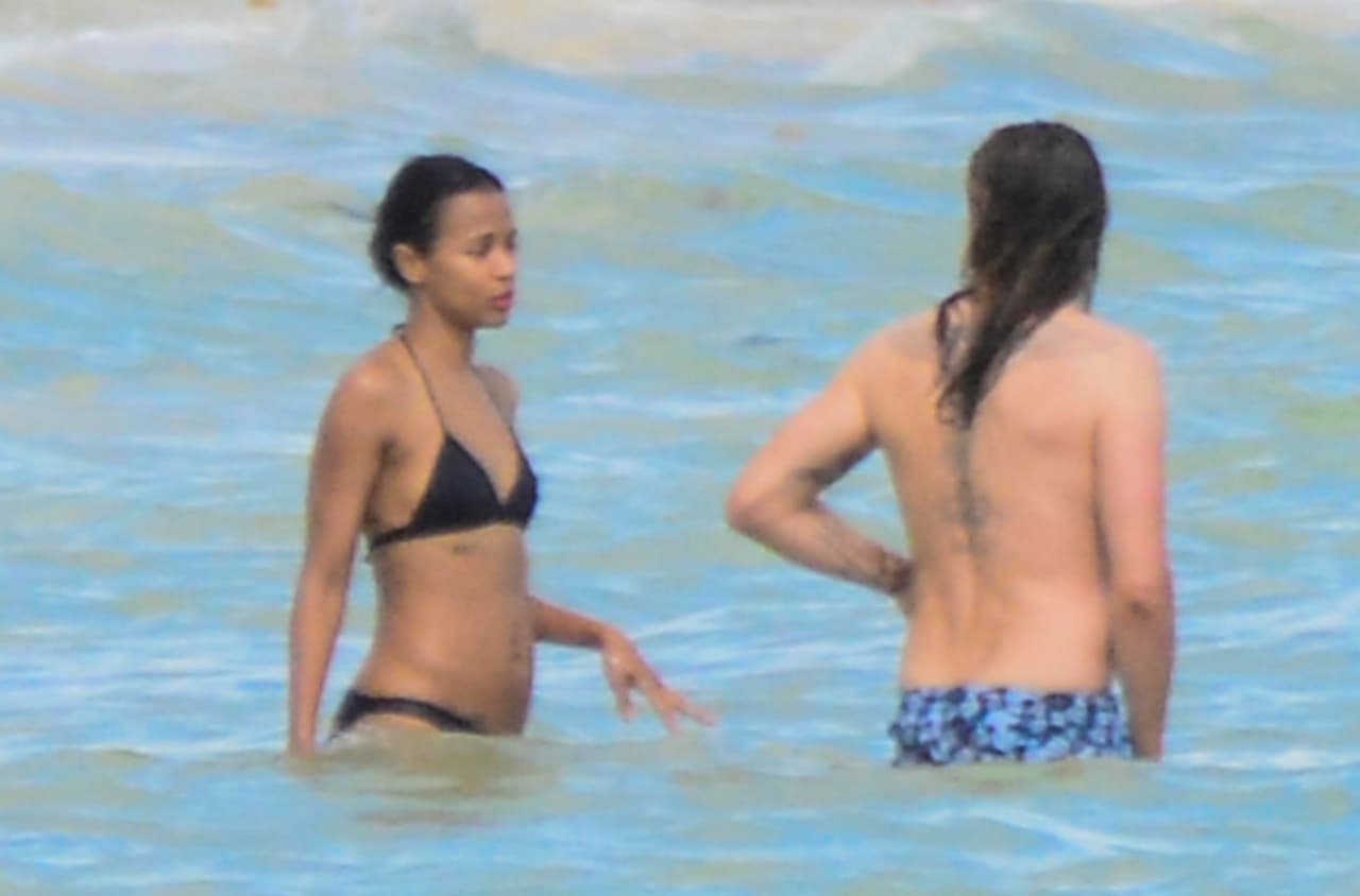 Los esposos no dudaron en meterse al mar.