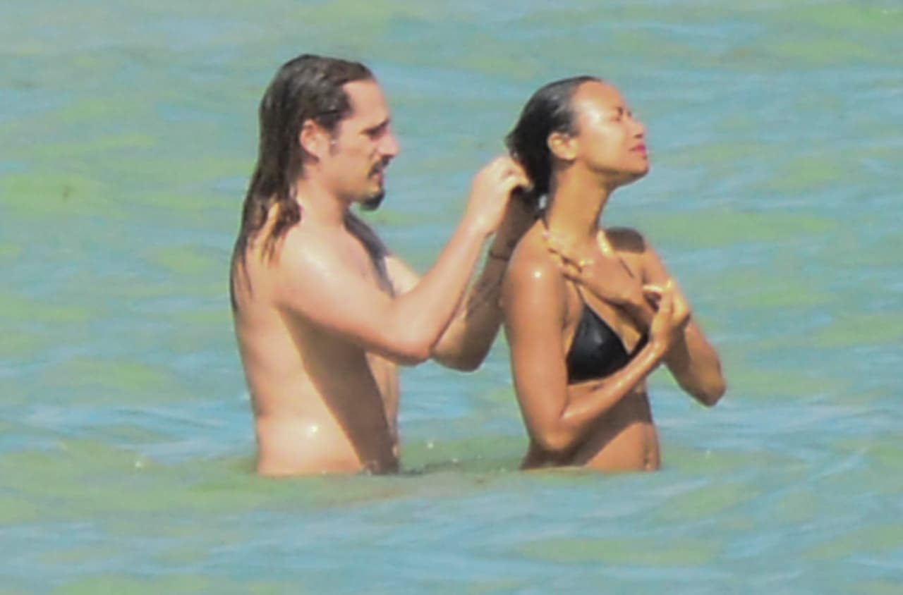 Zoe pidió ayuda a su esposo para que le acomodara el top.