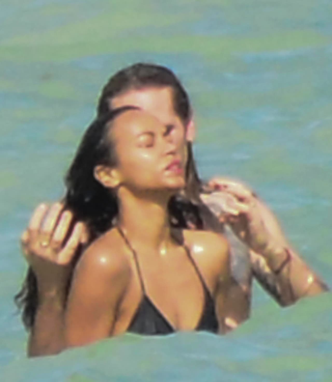 Se nota que Marco está fascinado con su mujer.