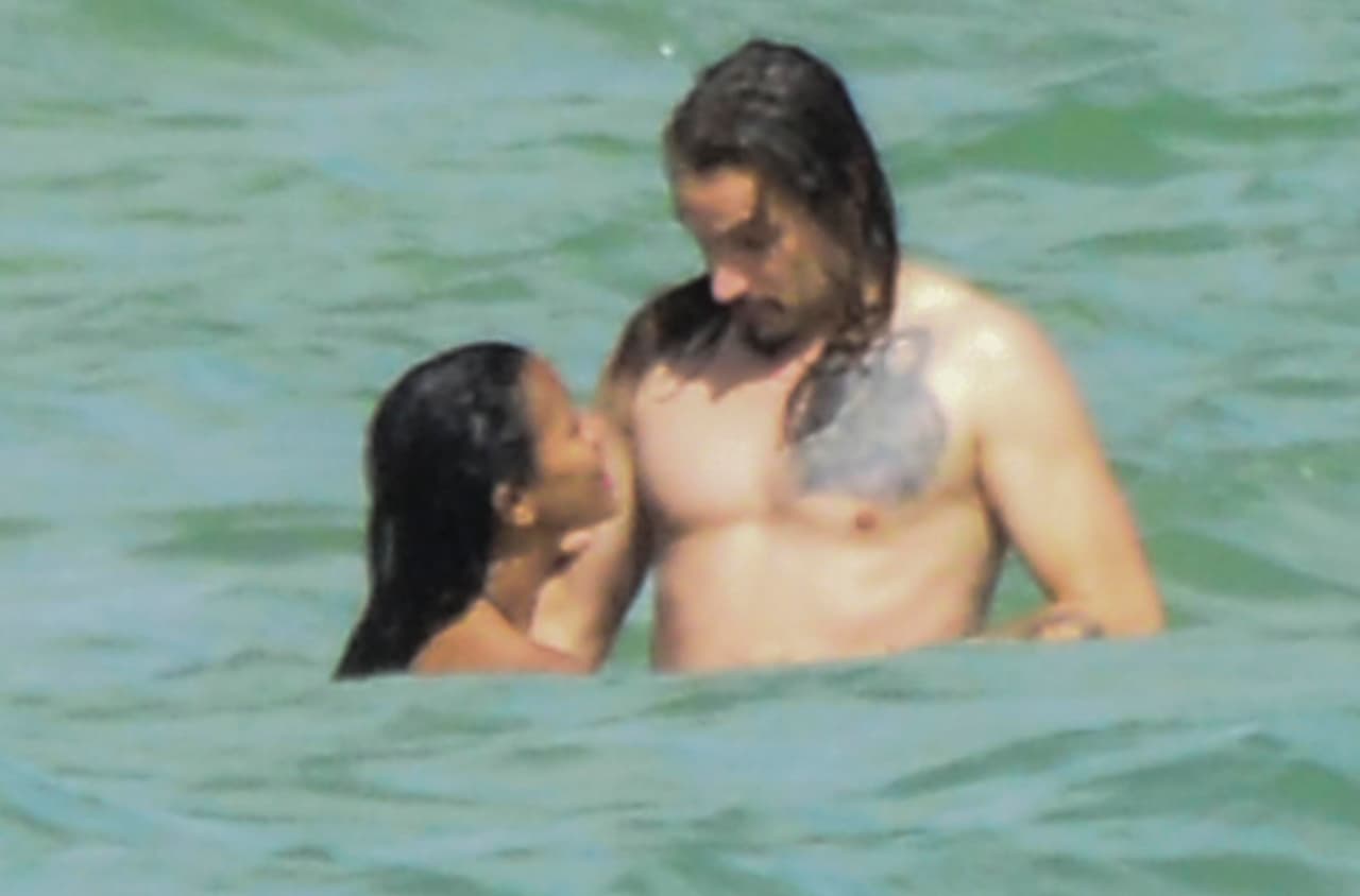 La actriz tampoco le quitó las manos de encima a su esposo.