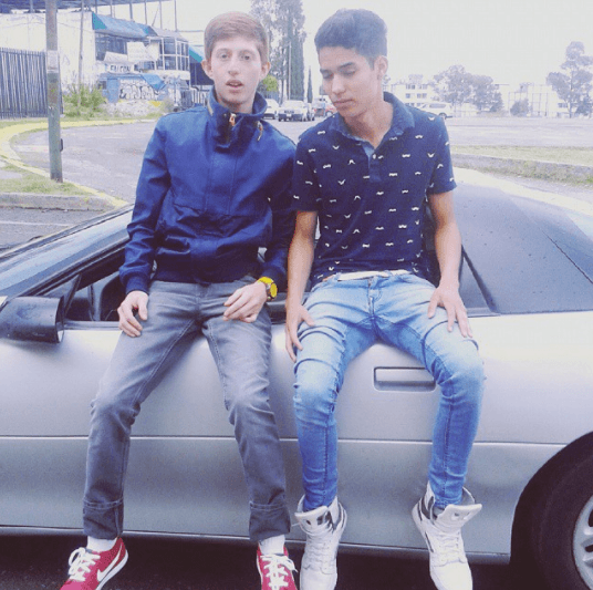 En Vecinos sus amigos eran Germán, Pedro y El Jorjais, pero en la vida real tiene su propio compañero de aventuras.