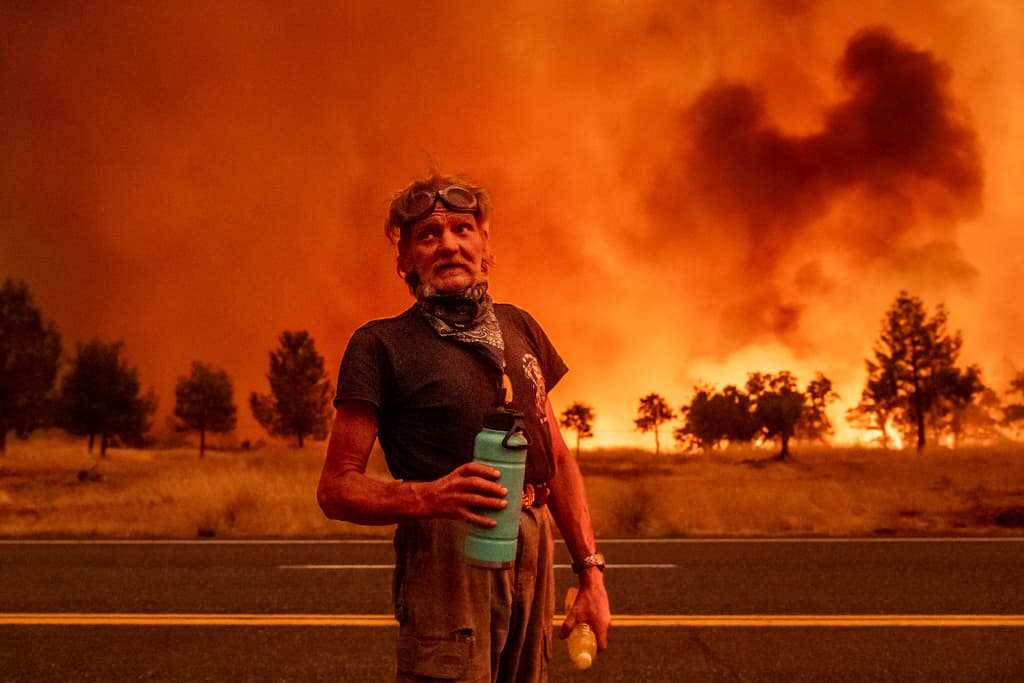 Las órdenes de evacuación todavía estarían vigentes en algunas zonas al norte de California. El bombero Grant Douglas, como otros miles, se mantiene activo en la zona de batalla, hidratándose hasta contener al enemigo.