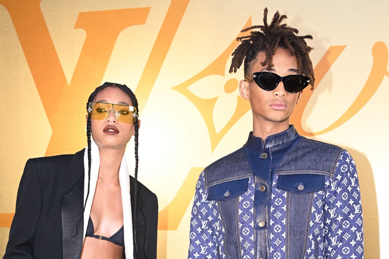 Los hijos de Will Smith, Willow Smith y Jaden Smith, aparecieron sin sus padres pero con todo el estilo para posar ante las cámaras con las prendas de la colección Primavera-Verano 2024 de Pharrel Williams.