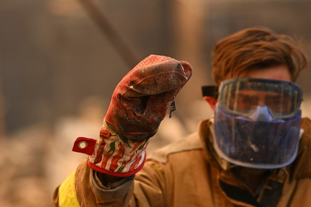 Parecía imposible, pero el bombero Robert Lara recuperó los aretes de entre las cenizas.