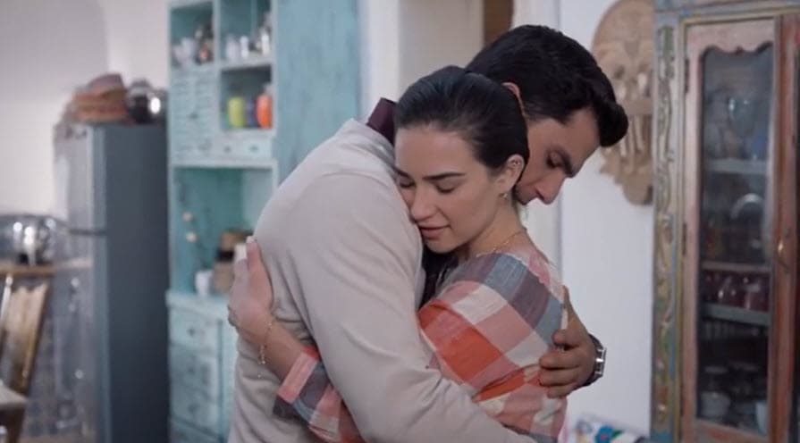 Sí tiene un romance, pero no es con su colega. 
<br>
<br>