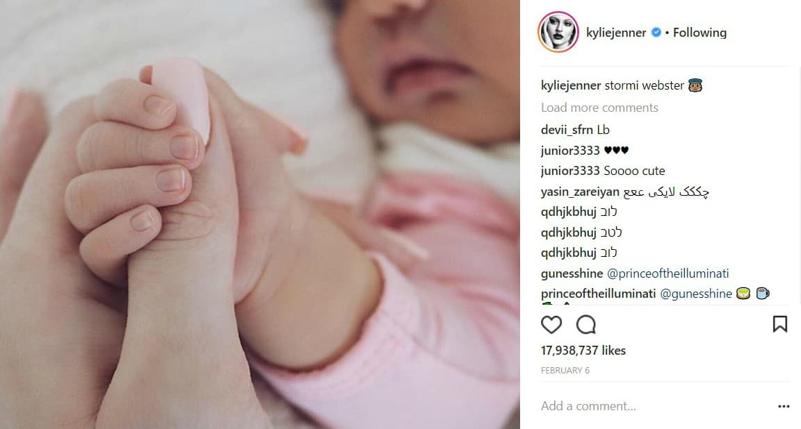 Se ganó este título como la 'reina de las redes sociales' cuando publicó la primera fotografía de su hija
<b><a href="https://www.univision.com/entretenimiento/mira-el-rostro-de-la-pequena-stormi-la-hija-recien-nacida-de-kylie-jenner">Stormi Webster en Instagram</a></b>, imagen que recibió 17.9 millones de
<i>likes</i> y se colocó como la foto más gustada en la historia de esa red social.