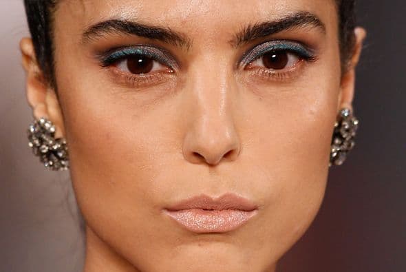 “Puedes conseguir el efecto con la gradación de un color, pero lucirá más profesional si navegas del negro al gris, por ejemplo, para lograr el smokey touch”, dice.