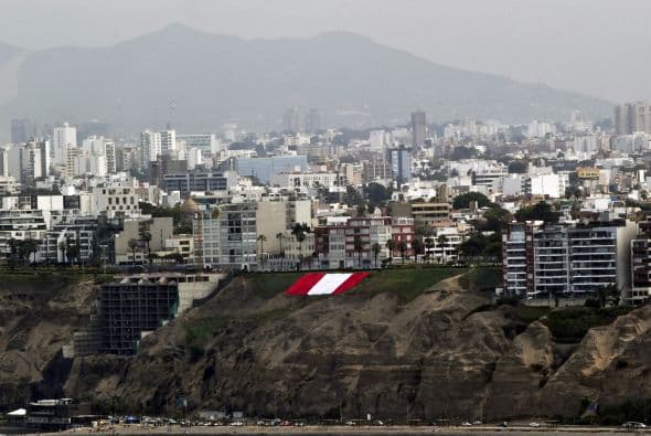 En Arica, puerto ubicado en la frontera septentrional de Chile, decenas de pescadores salieron a las calles para reclamar el fallo de La Haya, reportó el diario La República. Los disturbios continúan creciendo conforme pasan las horas.