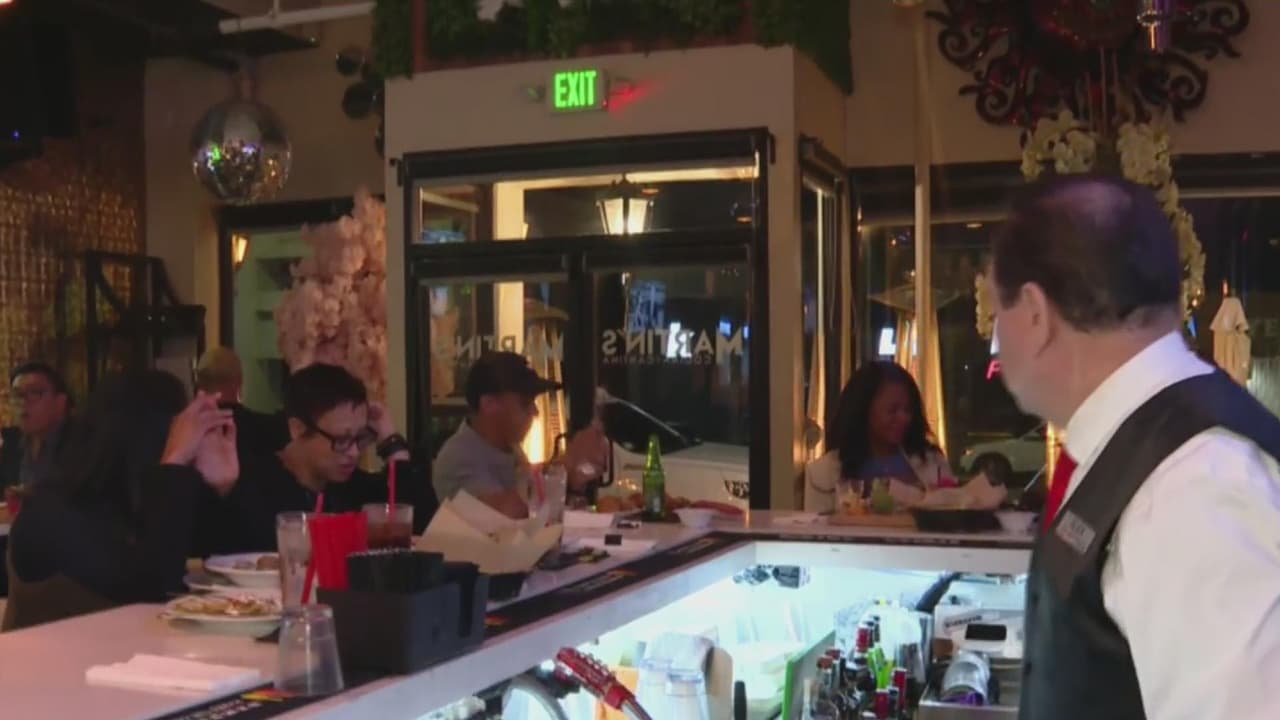 “Hay que salir y apoyarlos”: negocios esperan aumentar sus ventas durante el Super Bowl y el Día de San Valentín