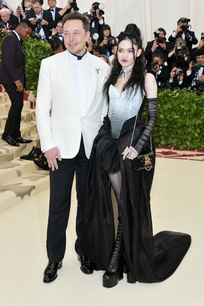 Su primera aparición en público fue durante la MET Gala del 2018, donde Grimes usó un collar con la forma del logo de Tesla.
