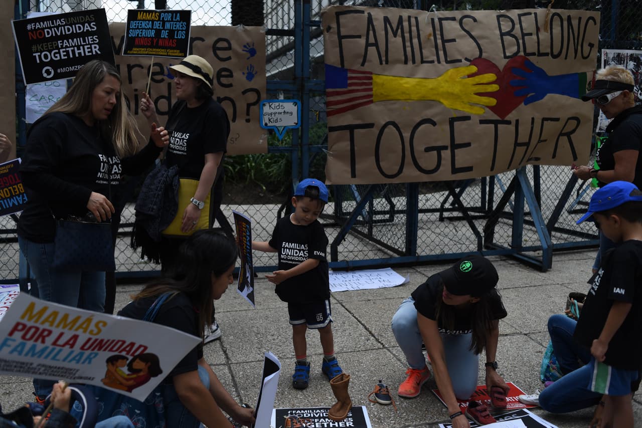 Hasta la embajada de Estados Unidos en Ciudad de México llegaron las protestas en contra de las políticas migratorias impulsadas por el presidente Donald Trump. (Johan Ordoñez AFP/Getty)