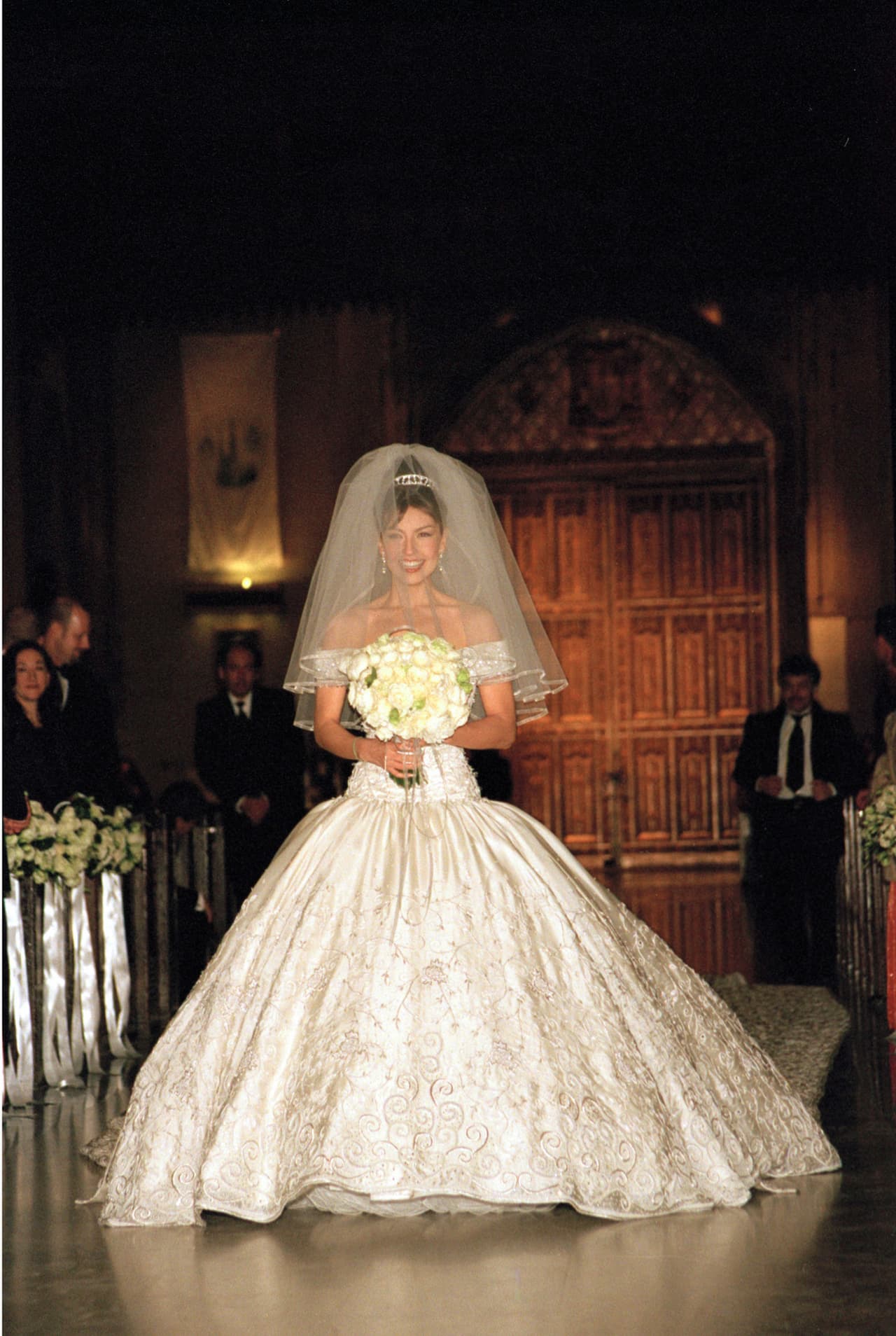 Thalía se casó en una verdadera boda de princesa, su vestido es uno de los más recordados en la farándula.