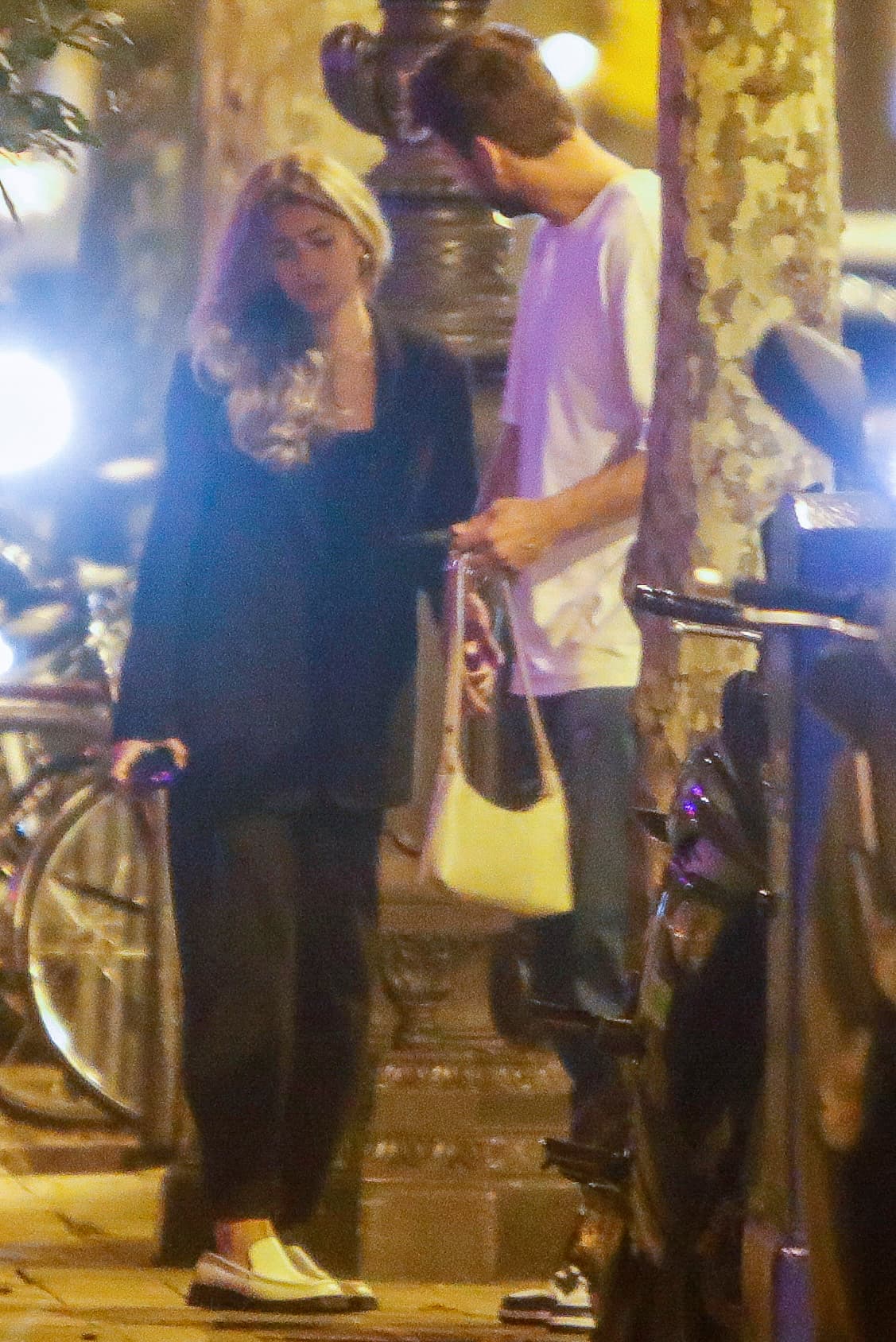 Por su parte, la mujer de 23 años que trabaja en Kosmos Global Holding S.L., empresa de Gerard Piqué, usó un traje color negro y mocasines blancos.
<br>