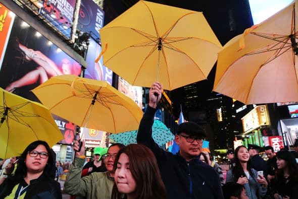 Times Square se cubrió de paraguas de cientos de personas que apoyan las manifestaciones que desde la semana pasada tienen lugar en Hong Kong. Los neoyorkinos bajo el grito “Permanece fuerte Hong Kong” se unieron a la llamada “Revolución de los paraguas”, que busca un “voto libre universal” que termine con el control del gobierno de Pekin sobre las elecciones. Las sombrillas son un símbolo; ya que estas han sido utilizadas por manifestantes para protegerse del gas pimienta de la policía.