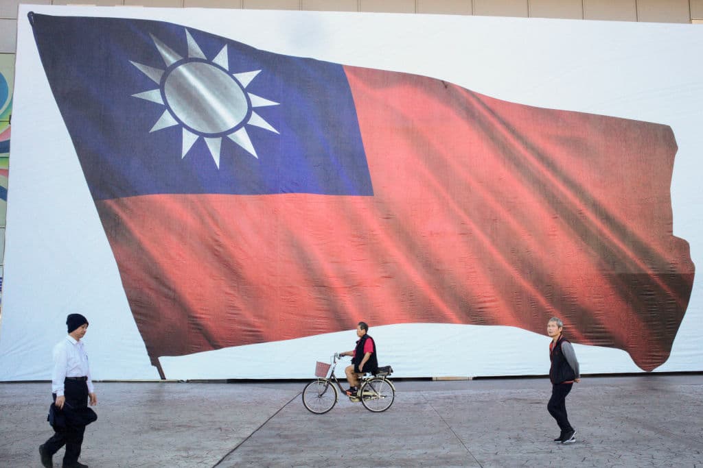 Una bandera de Taiwán pintada en una pared en Taipei.