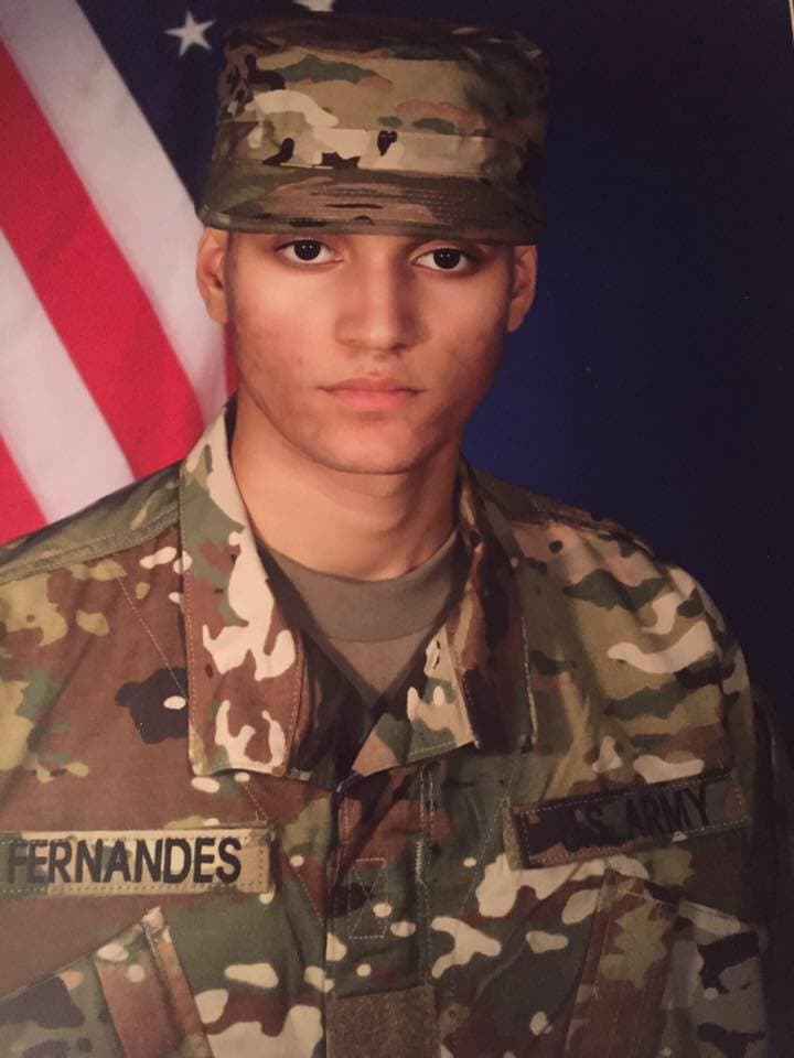 El soldado es un especialista químico, biológico, radiológico y nuclear asignado a la Brigada de Sustentabilidad de la 1ª División de Caballería.