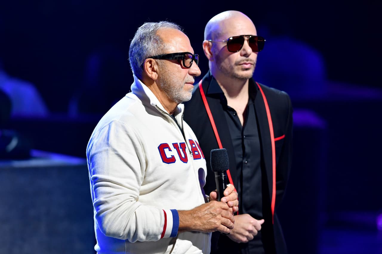 Otro de los momentos más emotivos de la noche fue cuando
<b><a href="https://www.univision.com/shows/premios-juventud/camila-cabello-cuba-premios-juventud-soscuba-emilio-estefan-pitbull-libertad" target="_blank">Emilio Estefan y Pitbull</a></b> brindaron unas palabras sobre la situación actual que se vive en Cuba, pidiendo libertad para su pueblo.