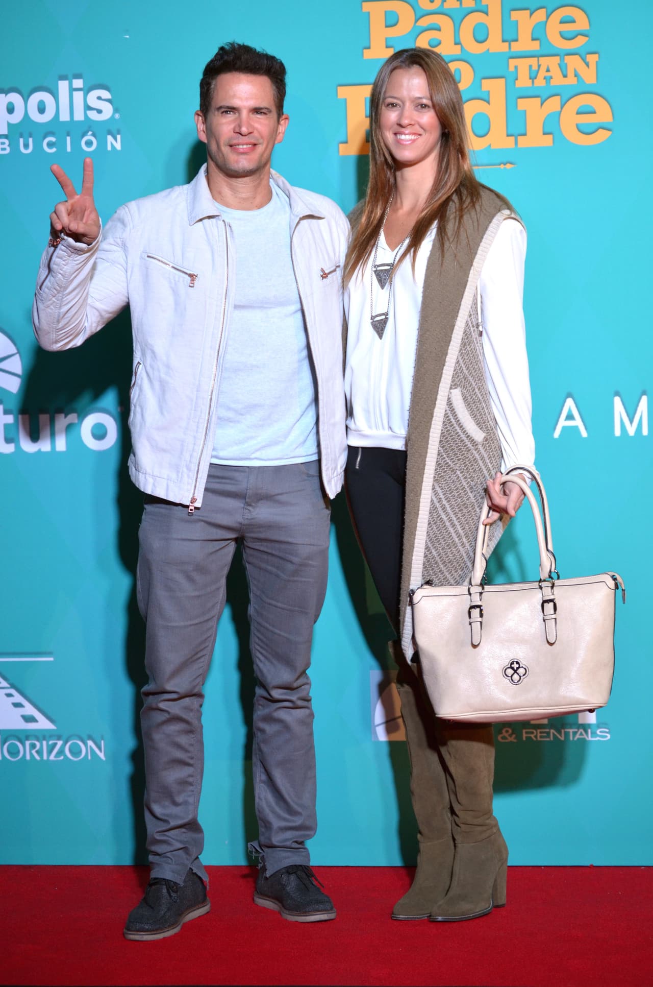 “Hemos estado como a lo mejor más (juntos), pero su mujer baila en mi show, o sea, nada que ver”, afirmó.
<br>