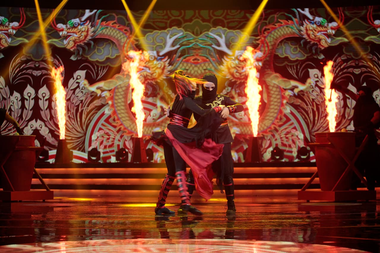 Flor y Yahir sorprendieron con un performance de baile, inspirado en ninjas. En su coreografía tampoco faltaron las acrobacias.