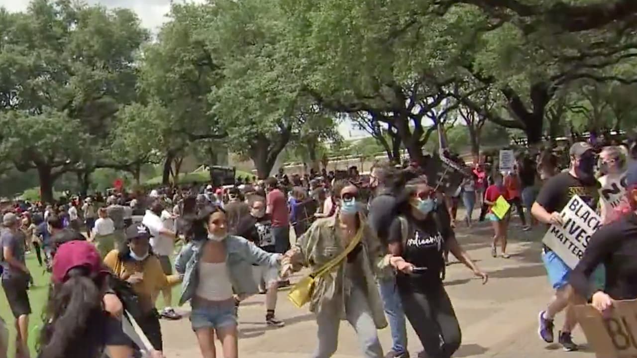 Las autoridades tuvieron que hacer uso de la fuerza en más de una ocasión para controlar a los participantes.