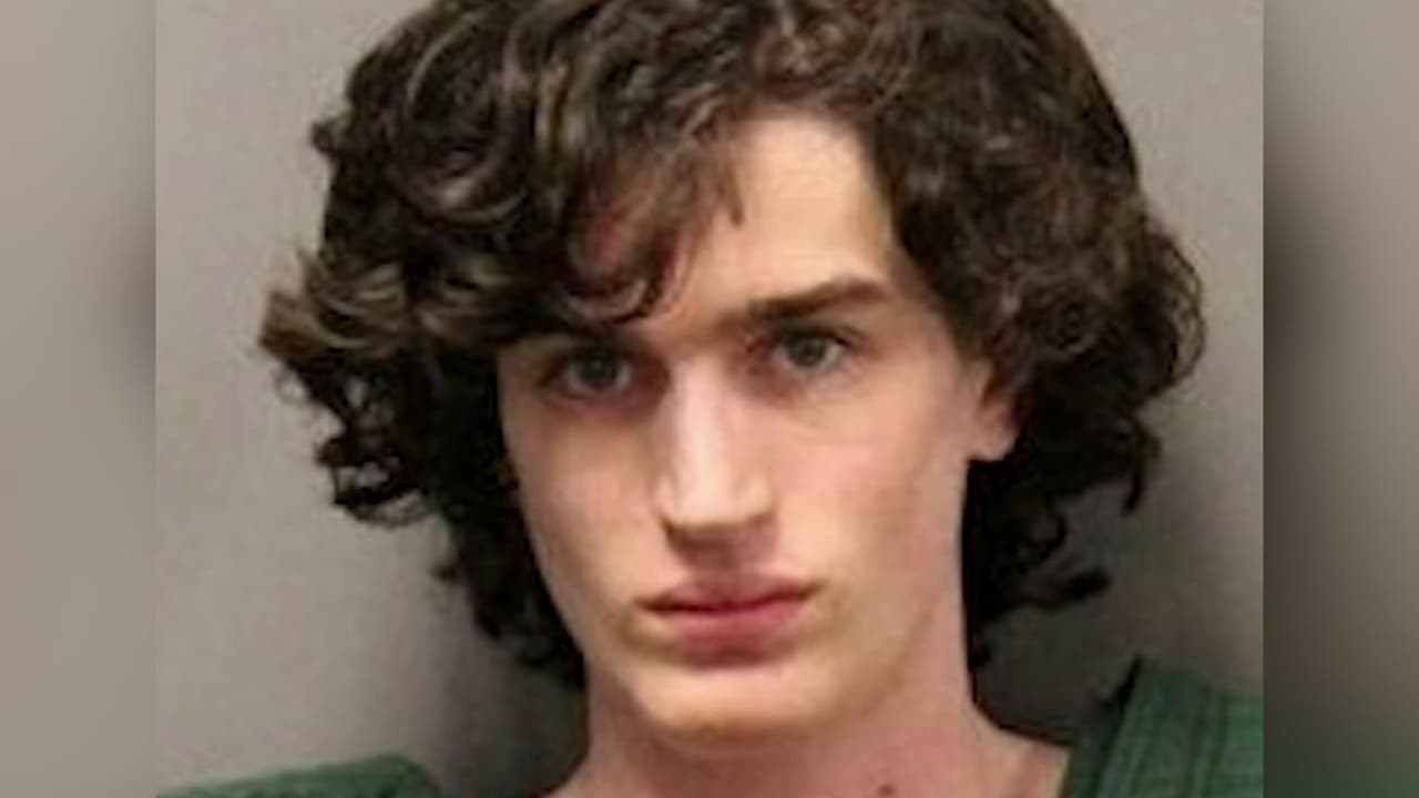 Un joven de 18 años enfrenta cargos de homicidio tras tiroteo en biblioteca en California