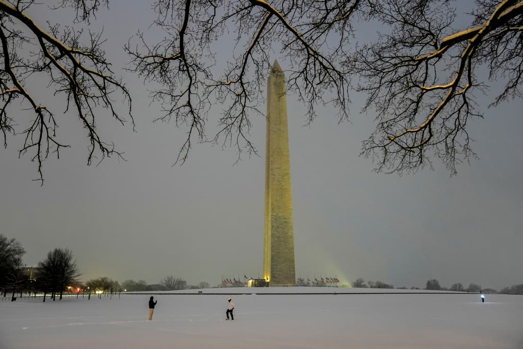 La nieve cayó con fuerza hasta el final de la mañana del lunes y por la tarde comenzó a disminuir. Aunque se espera que otra ronda de nieve deje una acumulación adicional el lunes por la noche.