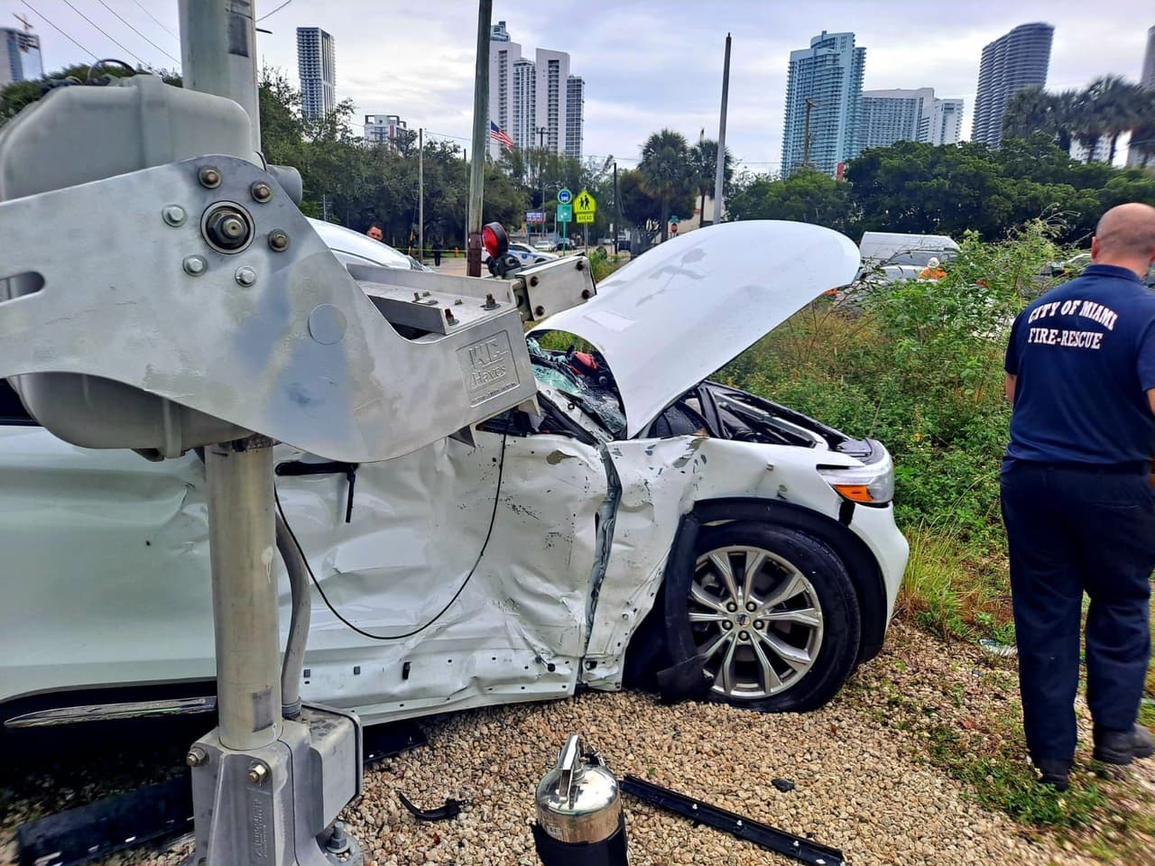Dentro de la camioneta iban tres personas y pudieron escapar antes del impacto, pero otra la sacaron los bomberos por la parte trasera.