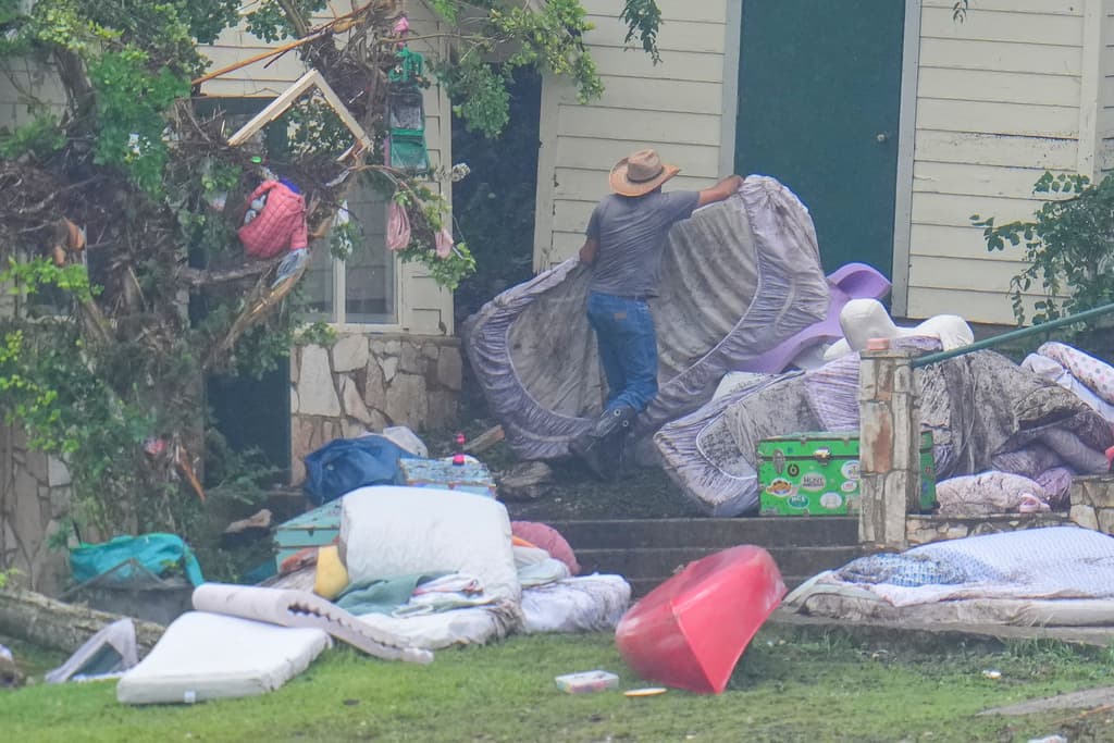 De hecho, el gobernador de Texas, Greg Abbott, señaló que todavía
<b>quedan 41 personas desaparecidas</b> durante el desbordamiento del río Guadalupe, el 4 de julio.